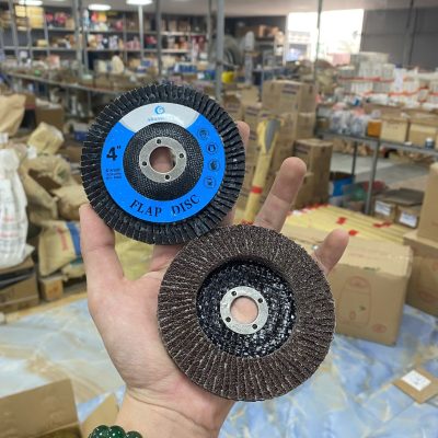 Đánh bóng kim loại với đĩa nhám xếp