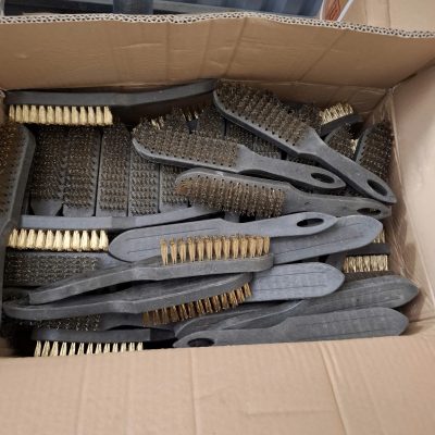 Dụng cụ đánh gỉ mini cán nhựa đen tiện lợi, dễ sử dụng